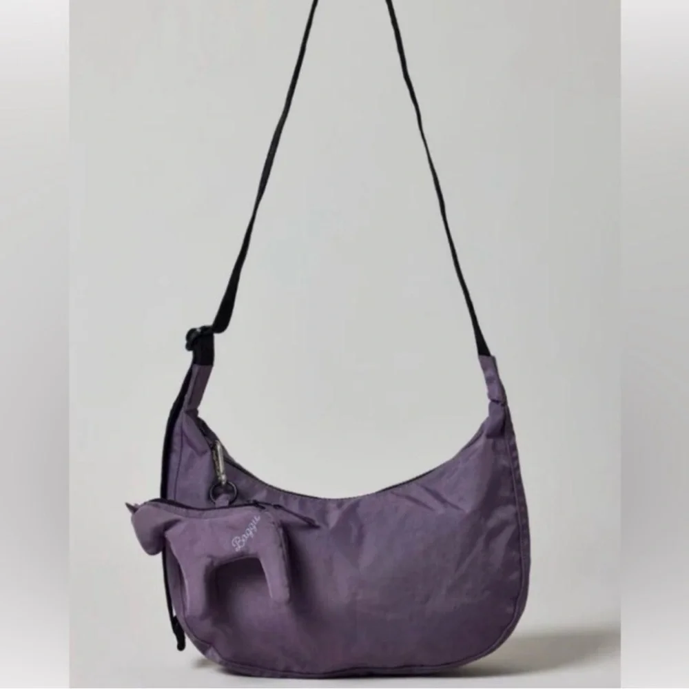 BAGGU Medium Nylon Crescent Bag in Dusty Violet - UO Exclusive - Picture 3 of 6